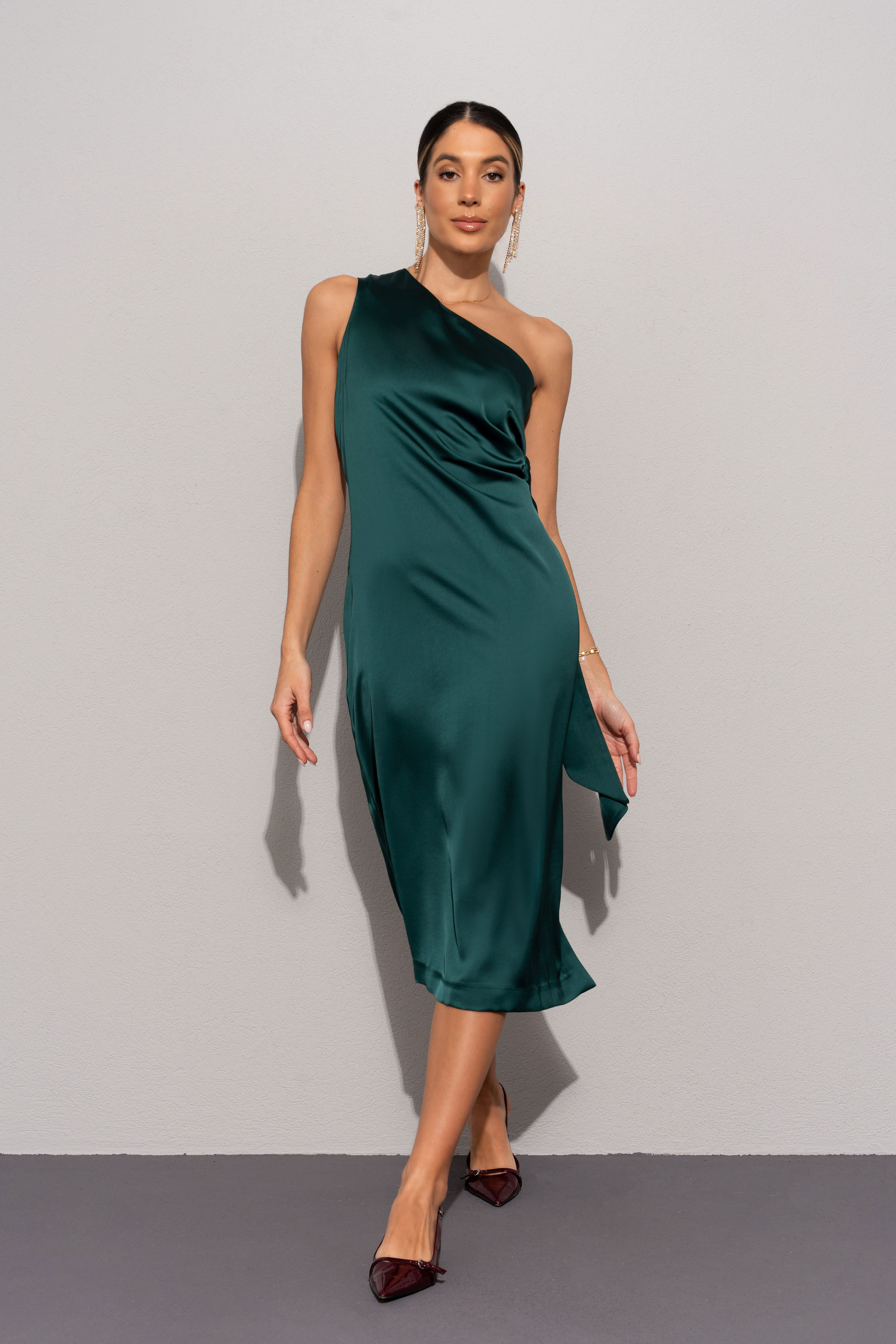 Vestido acetinado com decote assimétrico e laçada na cintura