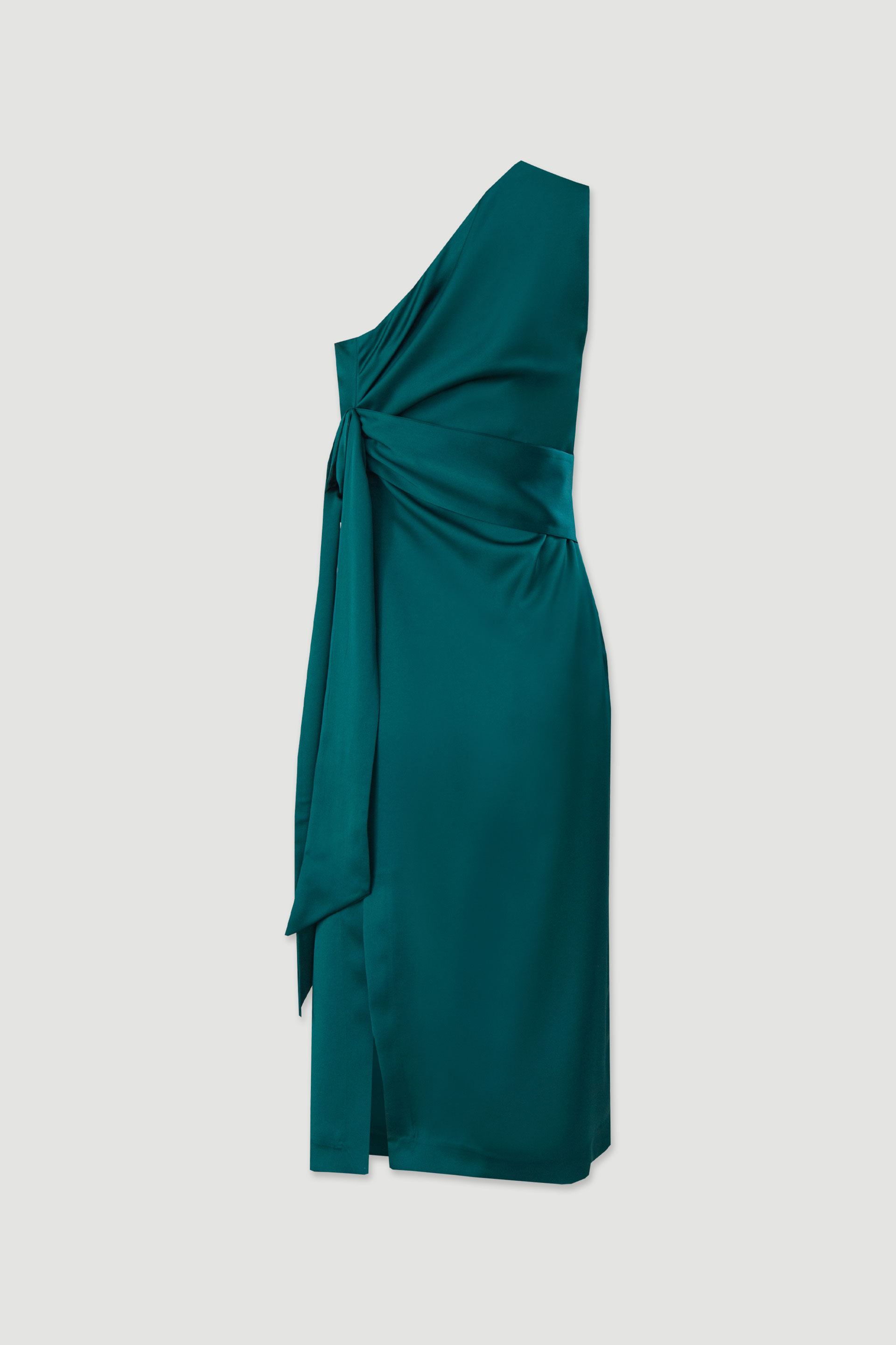 Vestido acetinado com decote assimétrico e laçada na cintura