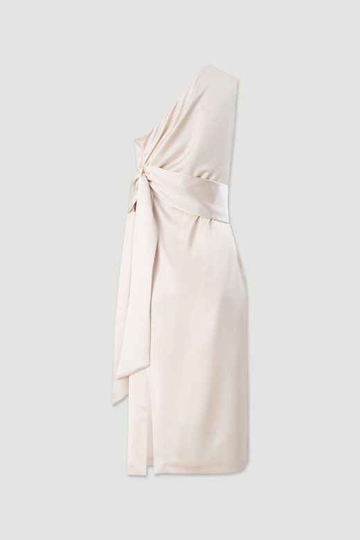 Vestido acetinado com decote assimétrico e laçada na cintura Vestido acetinado com decote assimétrico e laçada na cintura