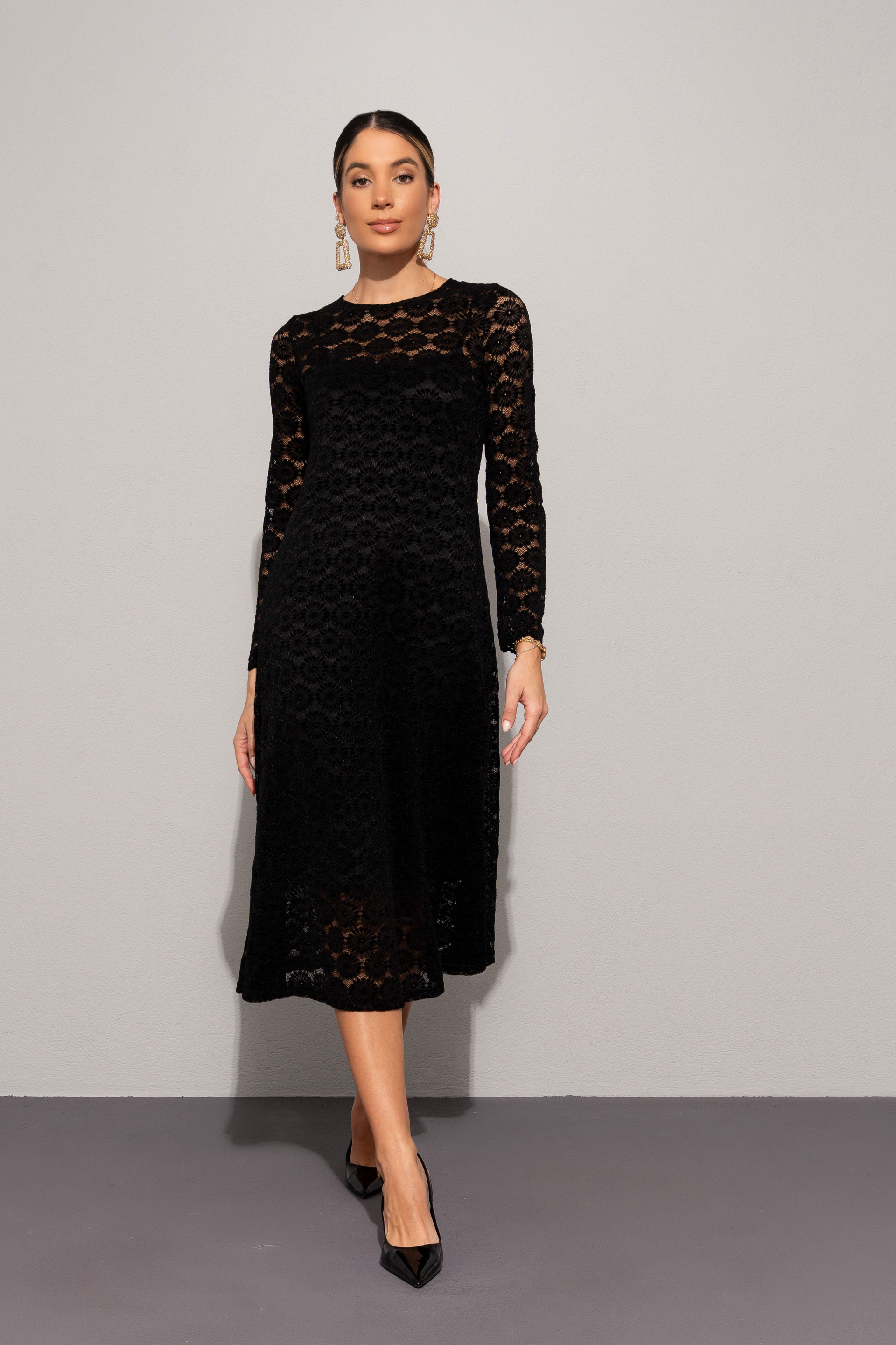 Vestido midi em renda