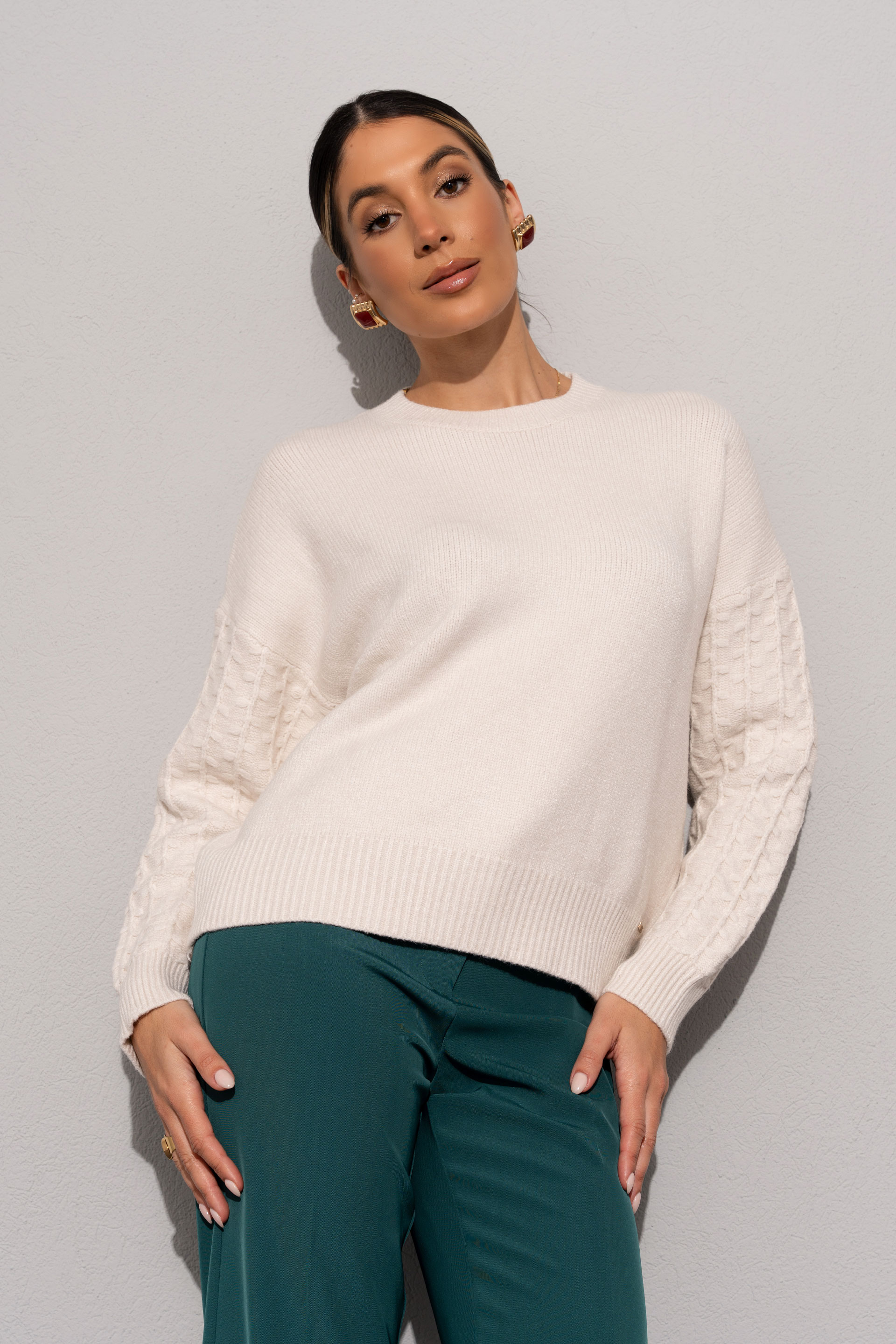 Knitted jumper with textured sleeves