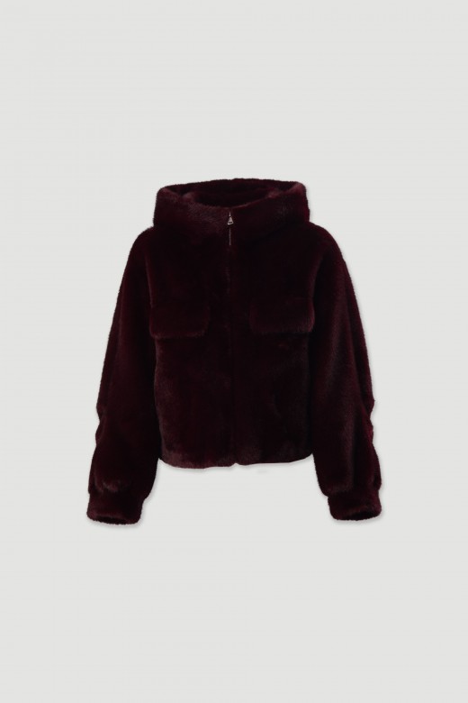 Chaqueta corta de pelo sintético con capucha Chaqueta corta de pelo sintético con capucha