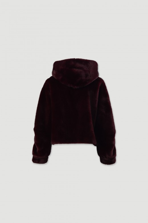 Chaqueta corta de pelo sintético con capucha Chaqueta corta de pelo sintético con capucha