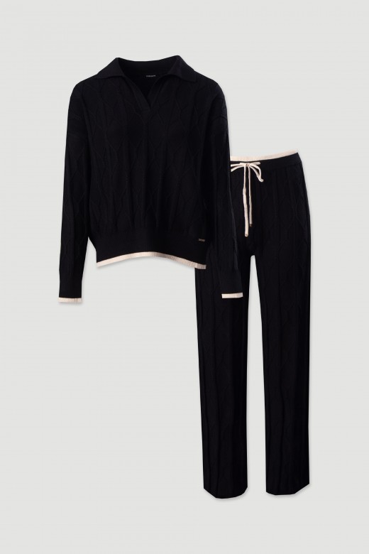 Conjunto de polo e calça em malha trabalhada Conjunto de polo e calça em malha trabalhada