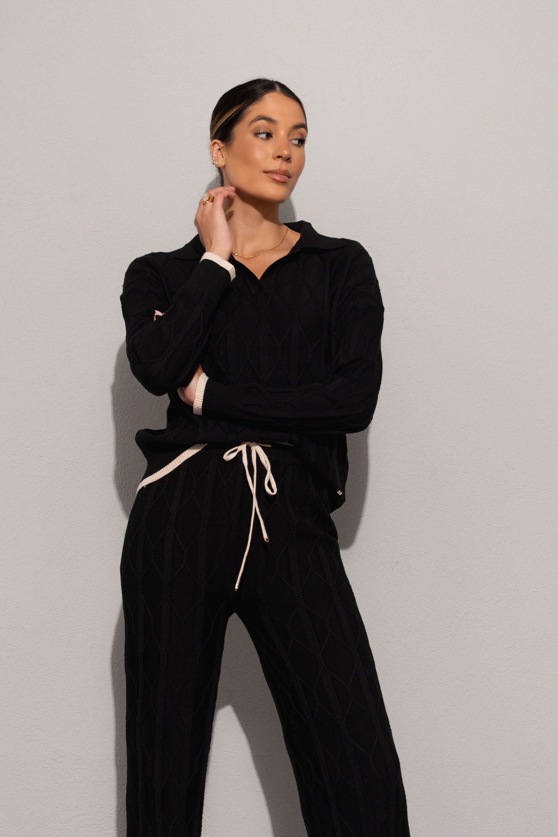 Conjunto de polo e calça em malha trabalhada