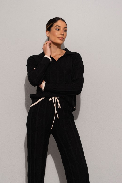 Conjunto de polo e calça em malha trabalhada Conjunto de polo e calça em malha trabalhada