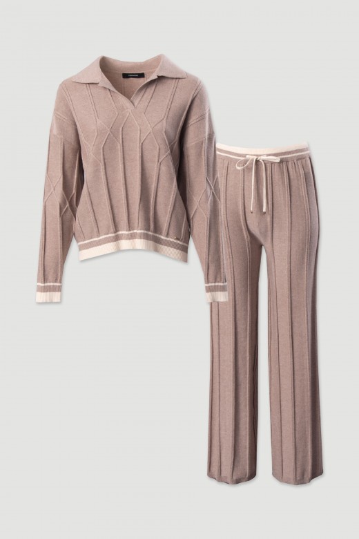 Conjunto de polo e calça em malha trabalhada com risca Conjunto de polo e calça em malha trabalhada com risca