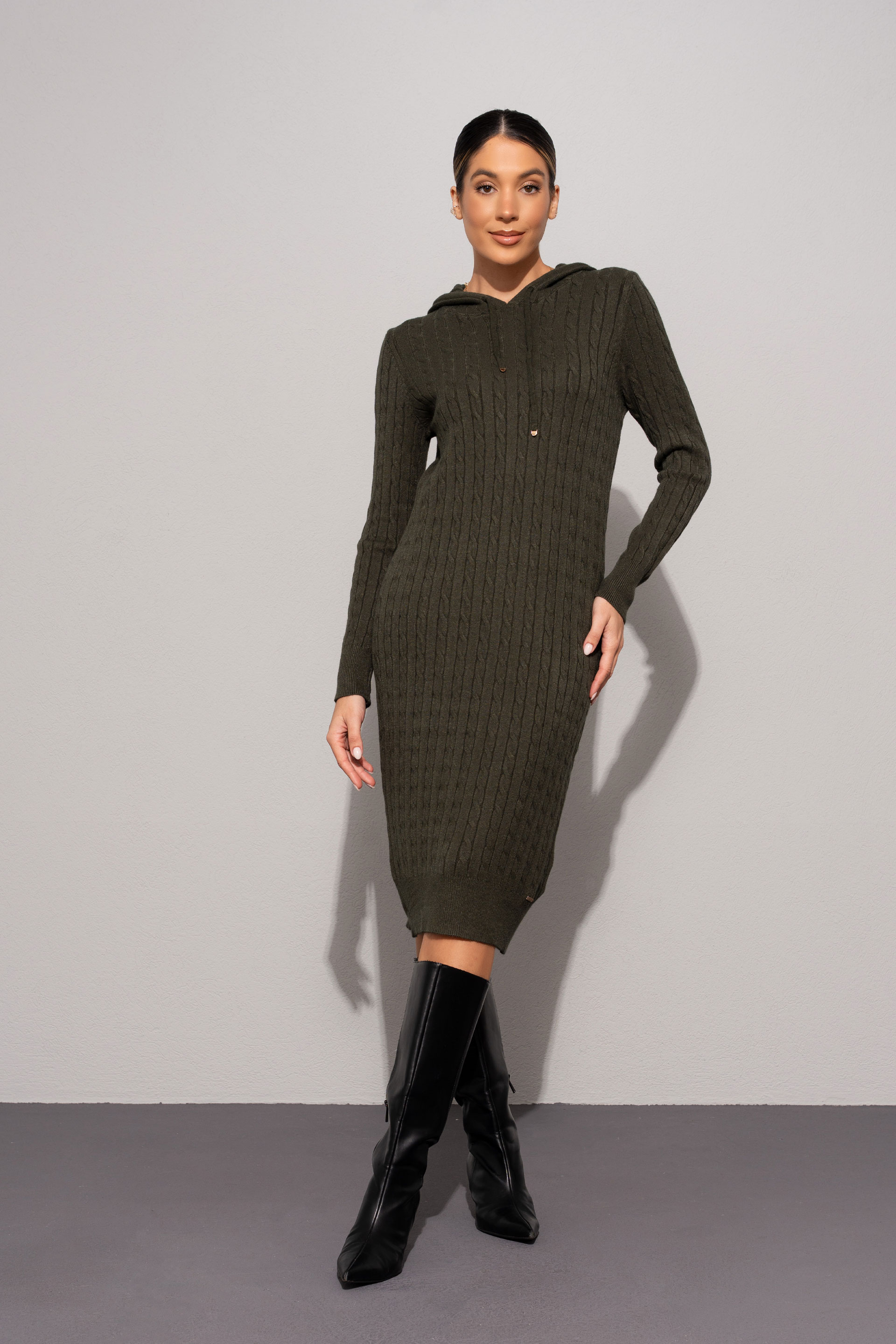 Vestido de malha com capuz e padrão entrançado