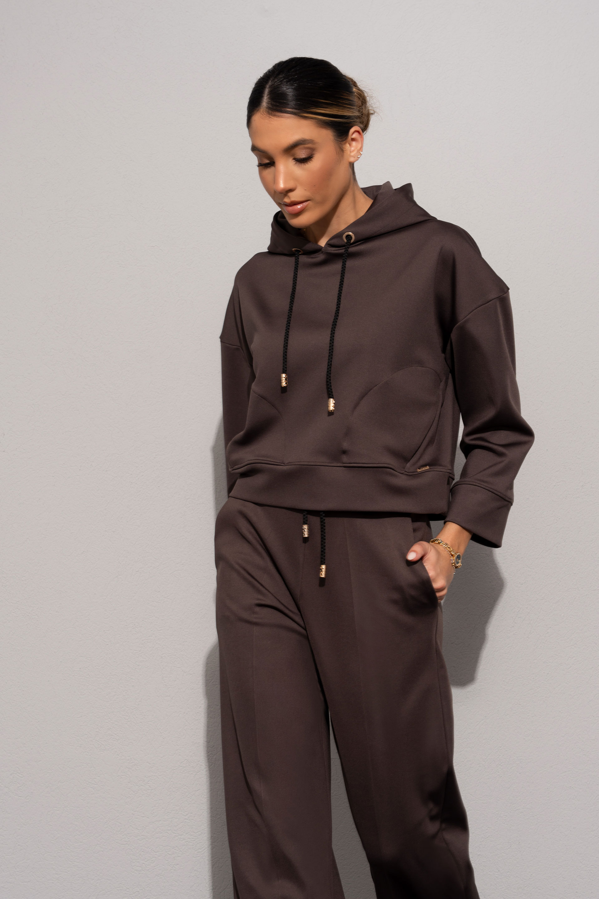 Cropped hoodie with metal cord ends