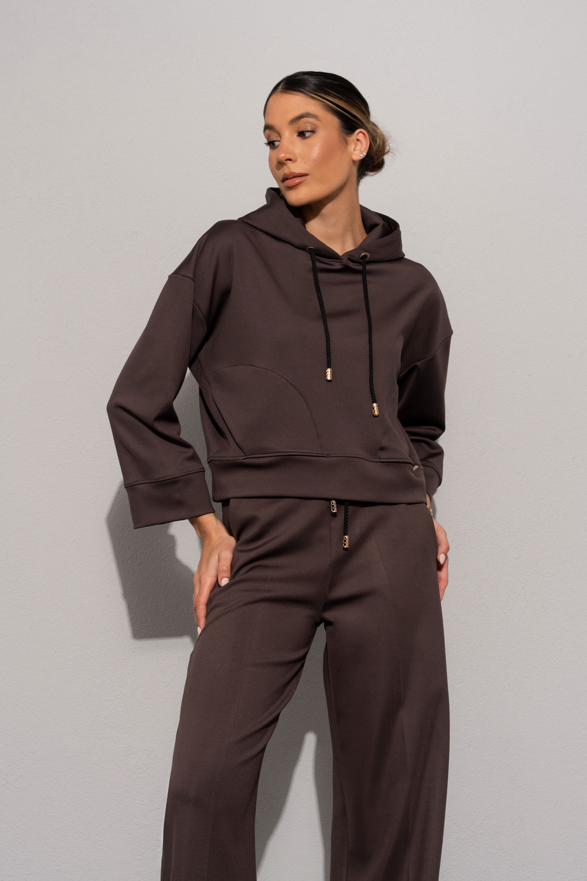 Cropped hoodie with metal cord ends