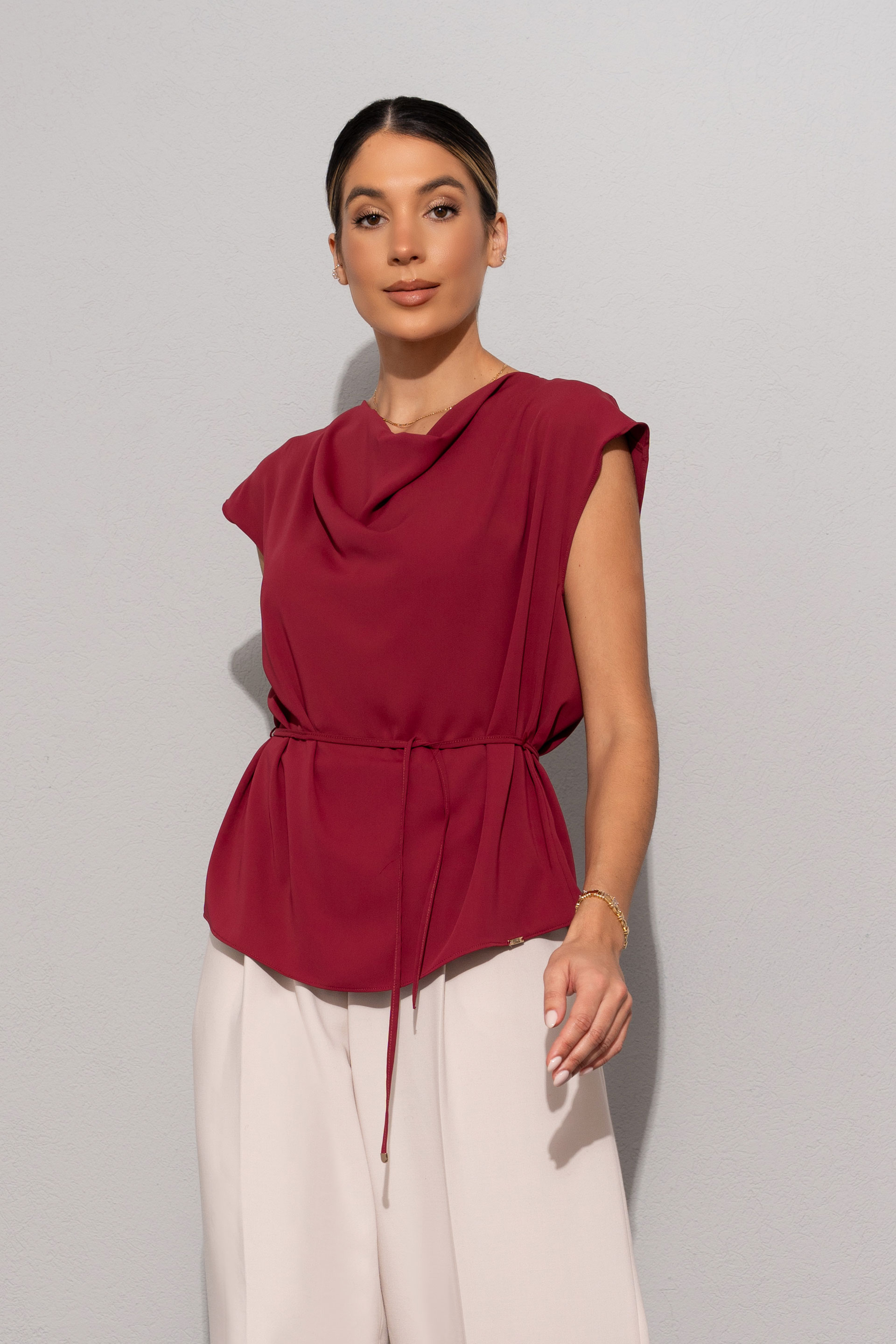 Top fluido com decote drapeado e cinto