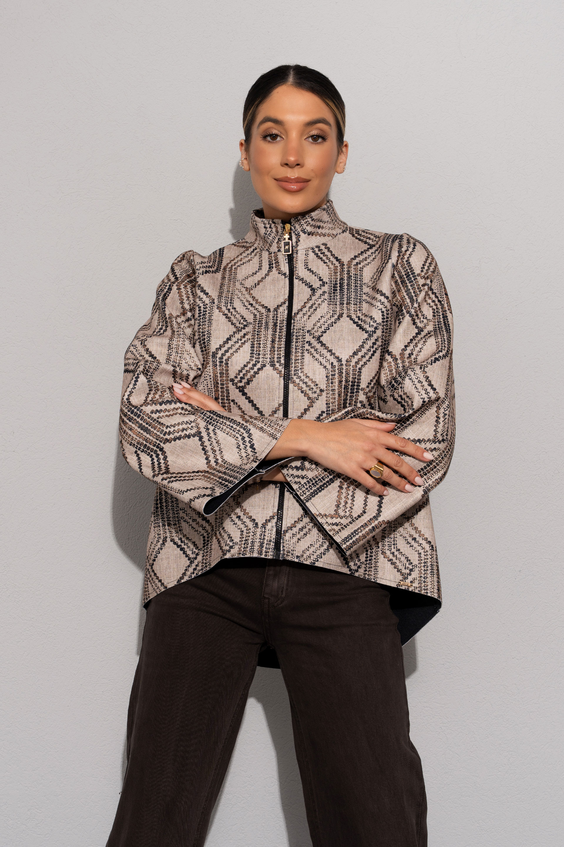 Abrigo con estampado geométrico