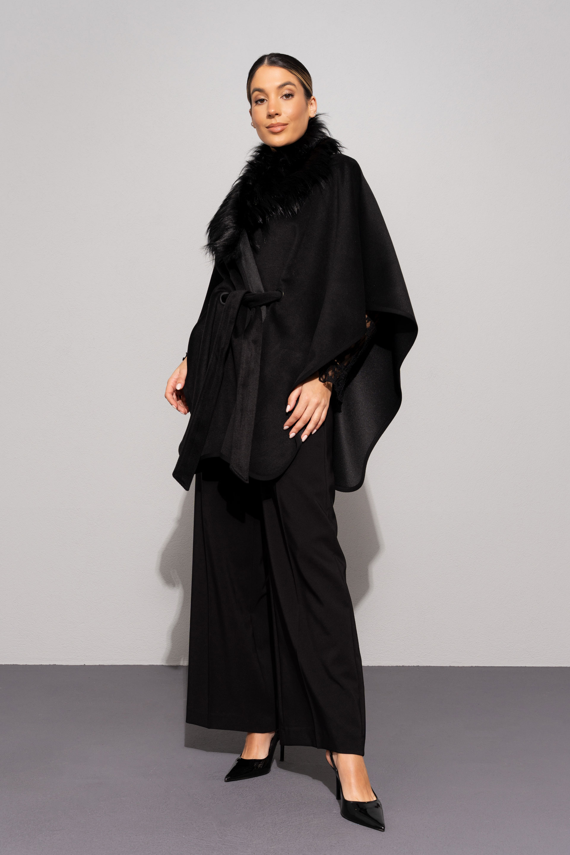 Cape avec col en fausse fourrure et ceinture