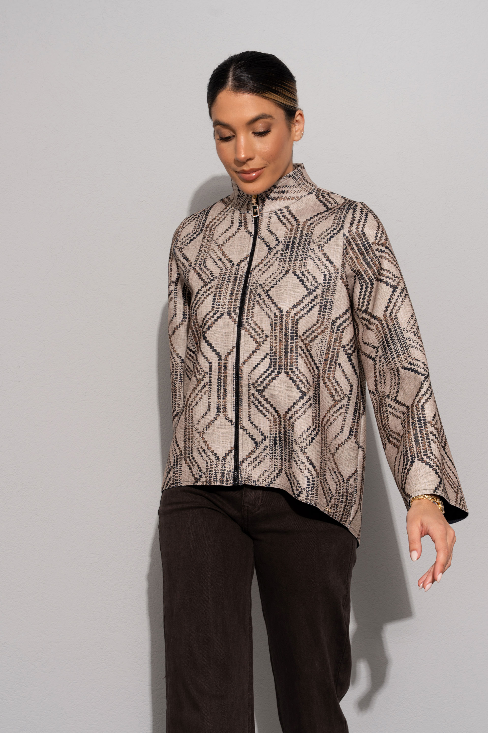 Abrigo con estampado geométrico