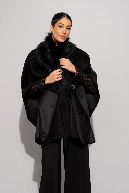 Cape avec col en fausse fourrure et ceinture