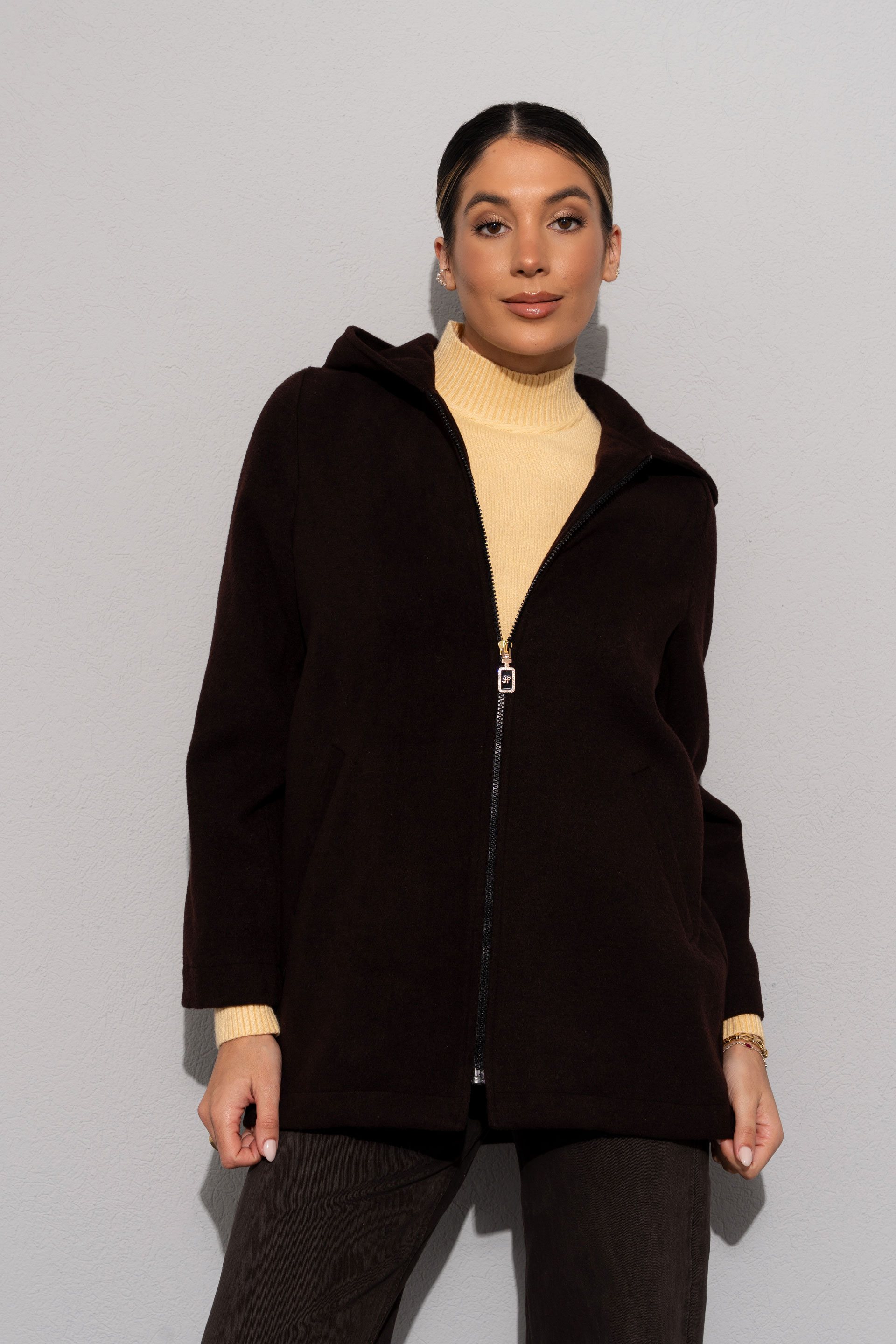 Abrigo de paño con capucha