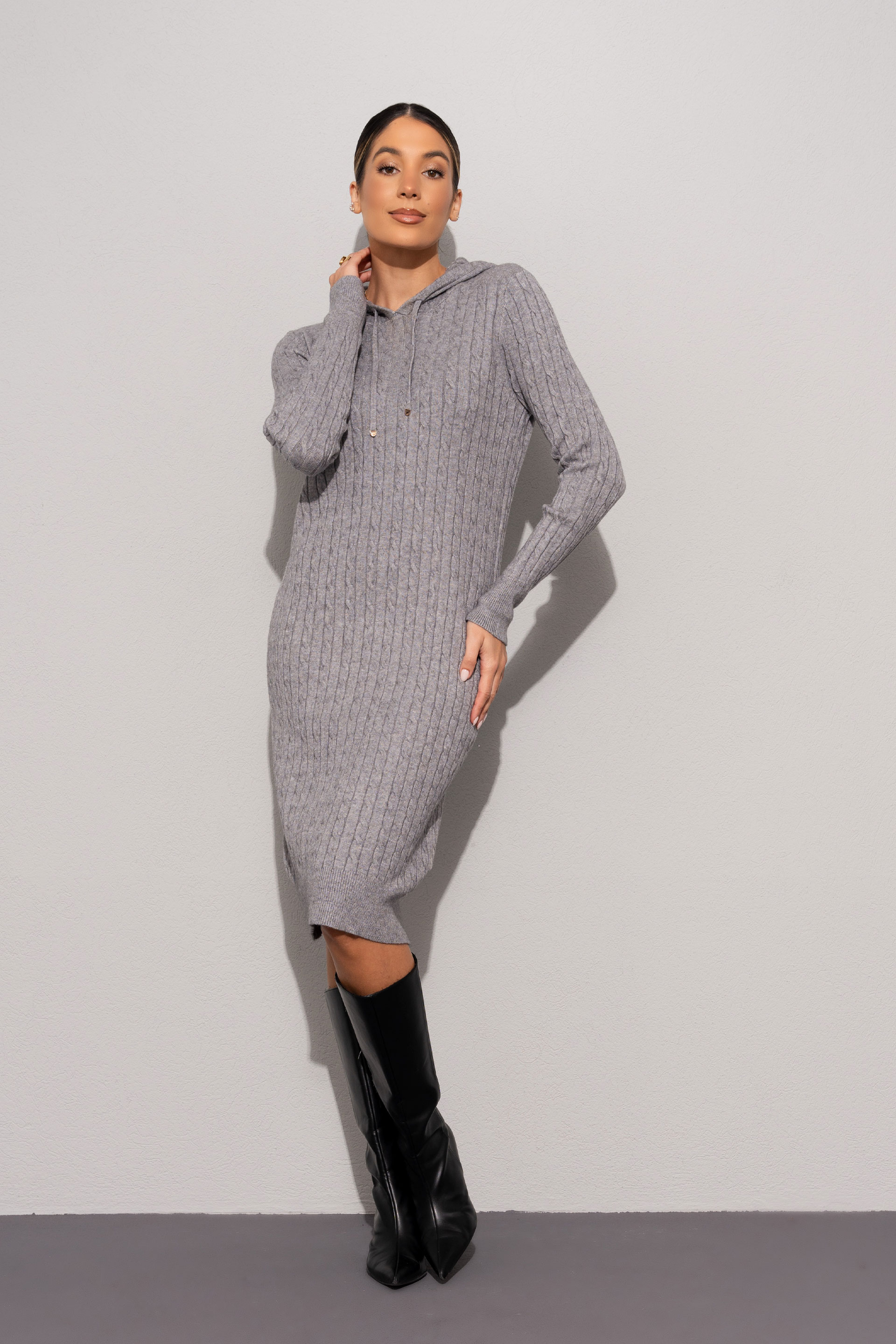 Vestido de punto con capucha y diseño trenzado