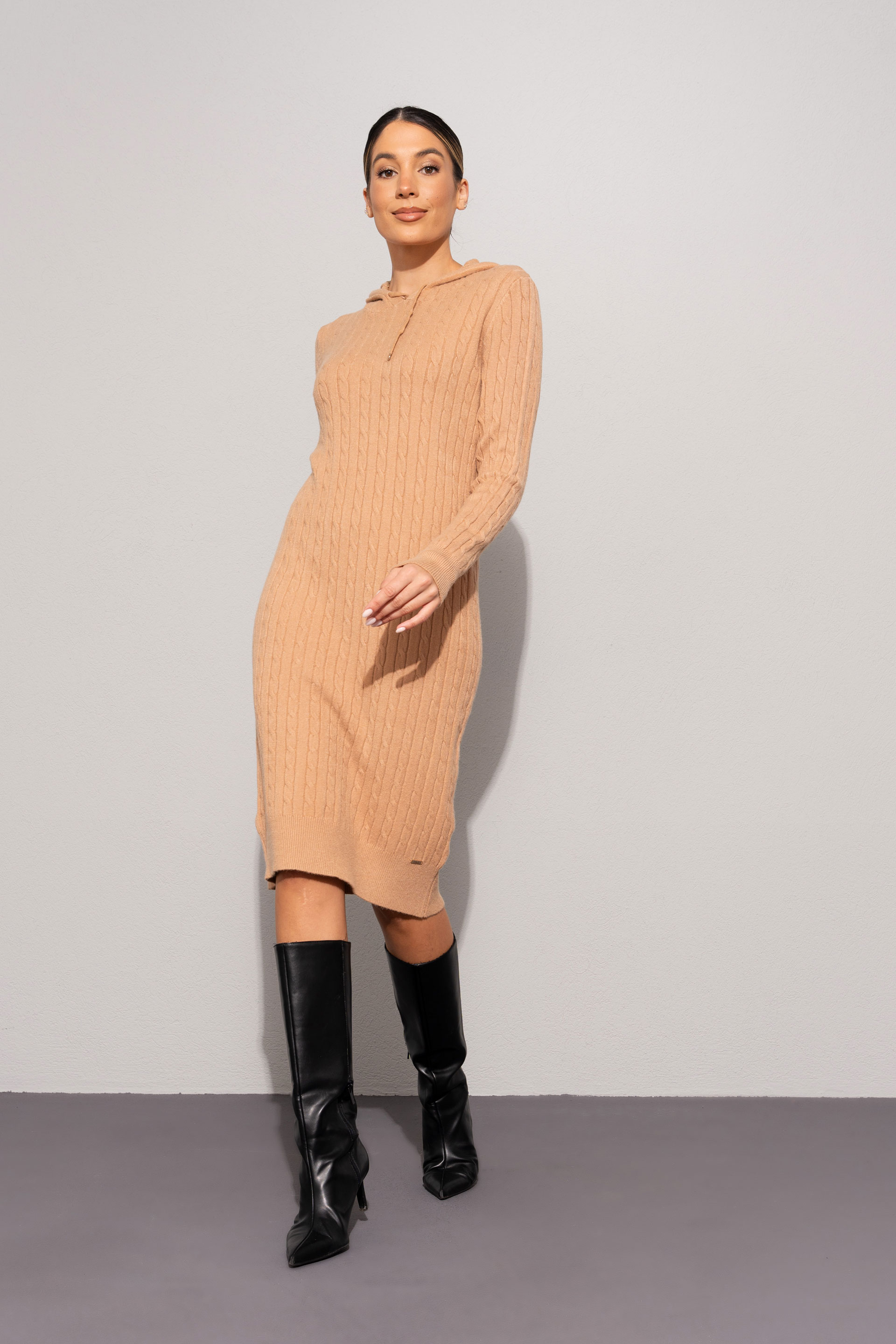 Vestido de punto con capucha y diseño trenzado