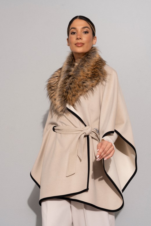 Capa con cuello de pelo sintético y cinturón Capa con cuello de pelo sintético y cinturón