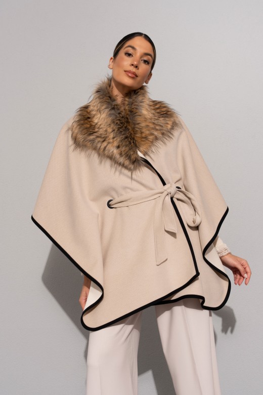 Capa con cuello de pelo sintético y cinturón Capa con cuello de pelo sintético y cinturón