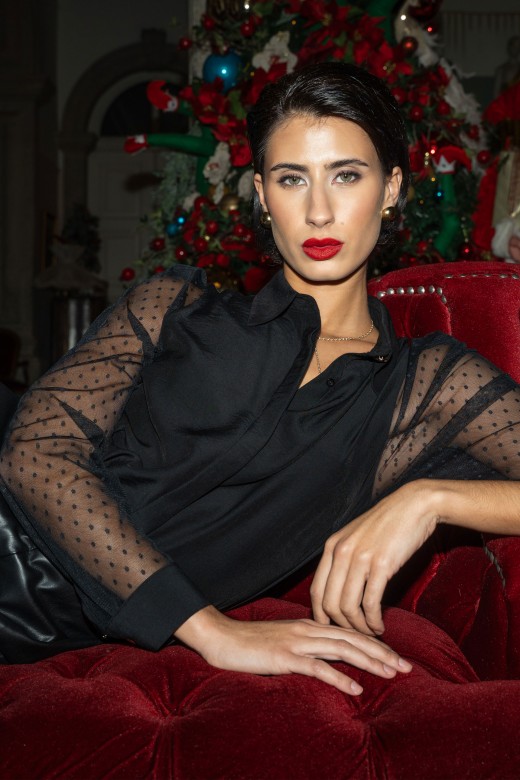 Blouse avec manches transparentes en plumetis Blouse avec manches transparentes en plumetis