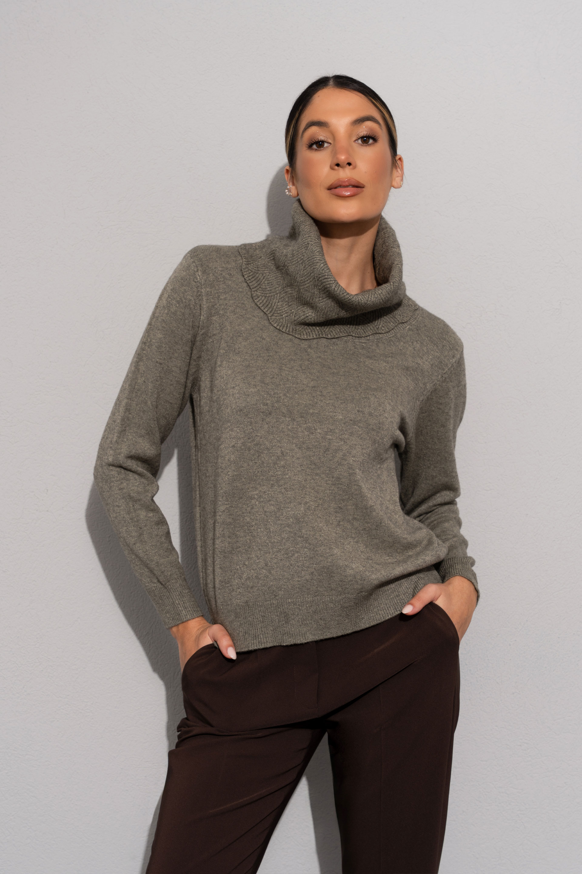 Jersey de punto con cuello alto estructurado