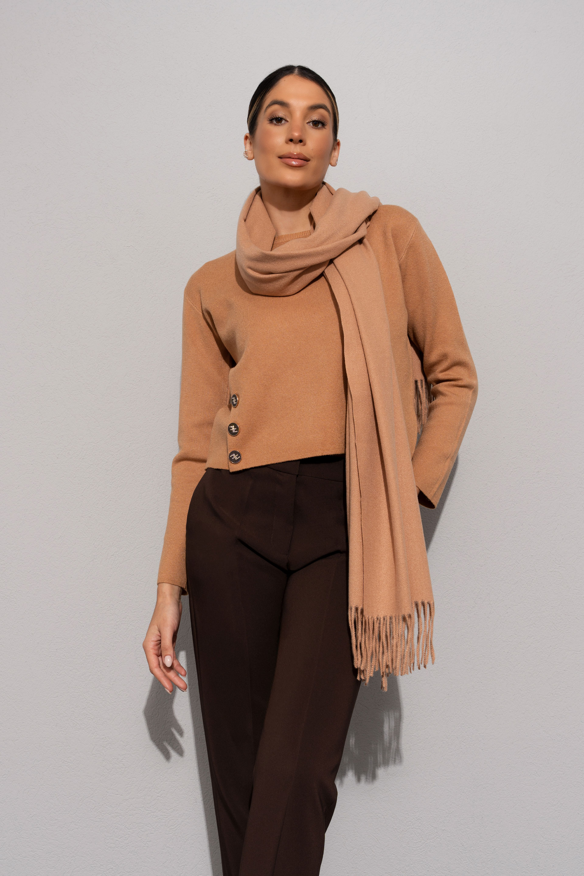 Pull court en maille avec boutons personnalisés