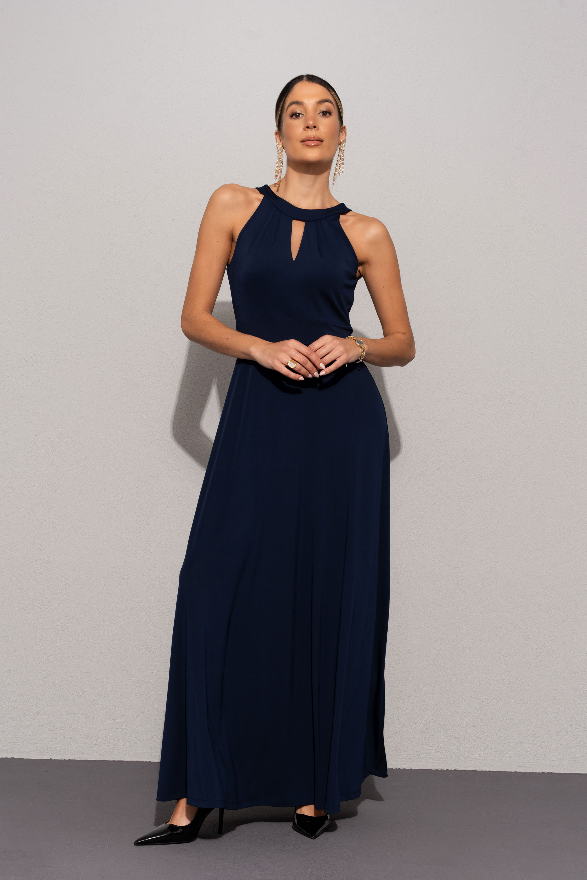 Robe longue avec encolure goutte et nœud dans le dos