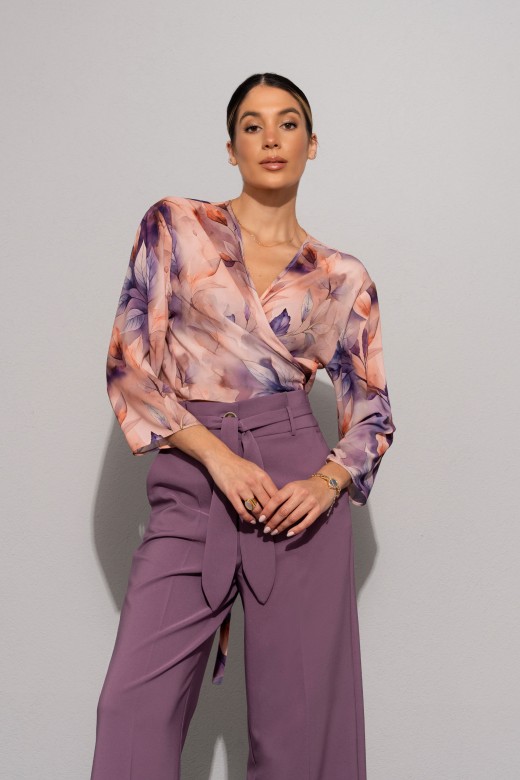 Boléro court imprimé en tissu fluide avec nœud Boléro court imprimé en tissu fluide avec nœud