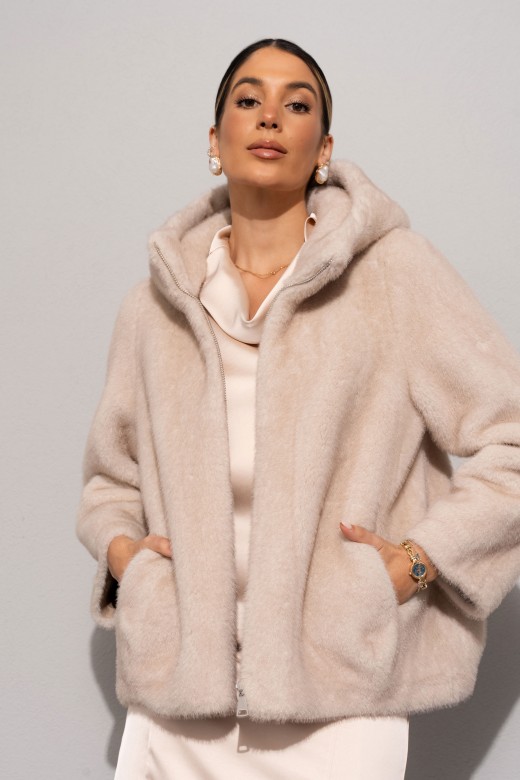 Casaco curto em pêlo com capuz Casaco curto em pêlo com capuz