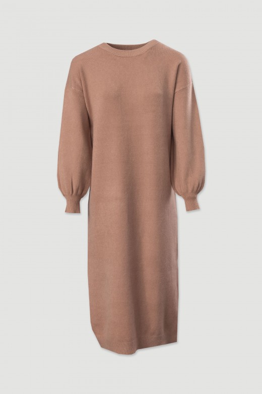 Vestido de malha com detalhe de efeito trabalhado nos ombros Vestido de malha com detalhe de efeito trabalhado nos ombros