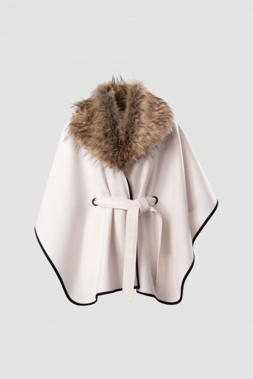 Cape avec col en fausse fourrure et ceinture Cape avec col en fausse fourrure et ceinture