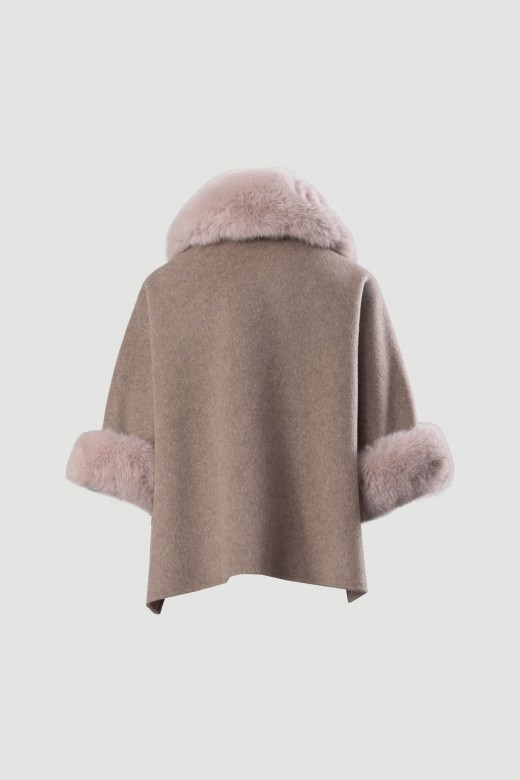 Cape en mélange de laine avec col et manches en fourrure amovibles Cape en mélange de laine avec col et manches en fourrure amovibles