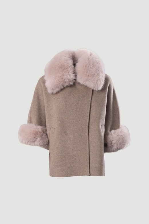 Cape en mélange de laine avec col et manches en fourrure amovibles Cape en mélange de laine avec col et manches en fourrure amovibles