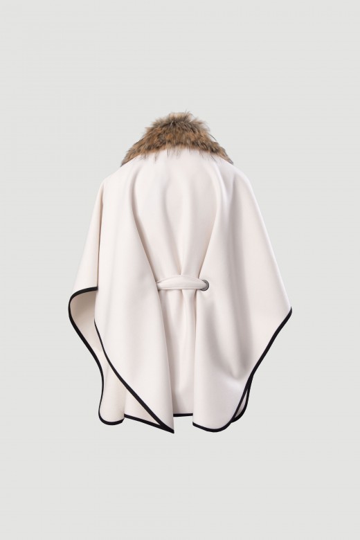 Cape avec col en fausse fourrure et ceinture Cape avec col en fausse fourrure et ceinture