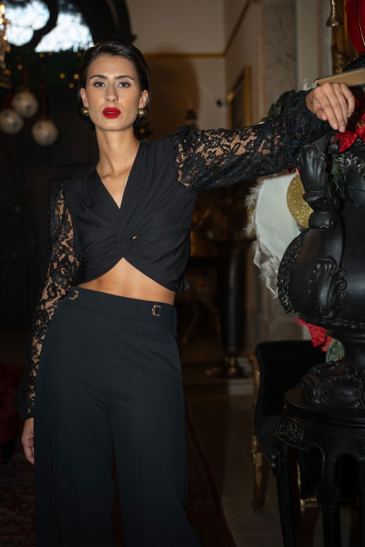 Cropped lace top with v-neckline Cropped lace top with v-neckline