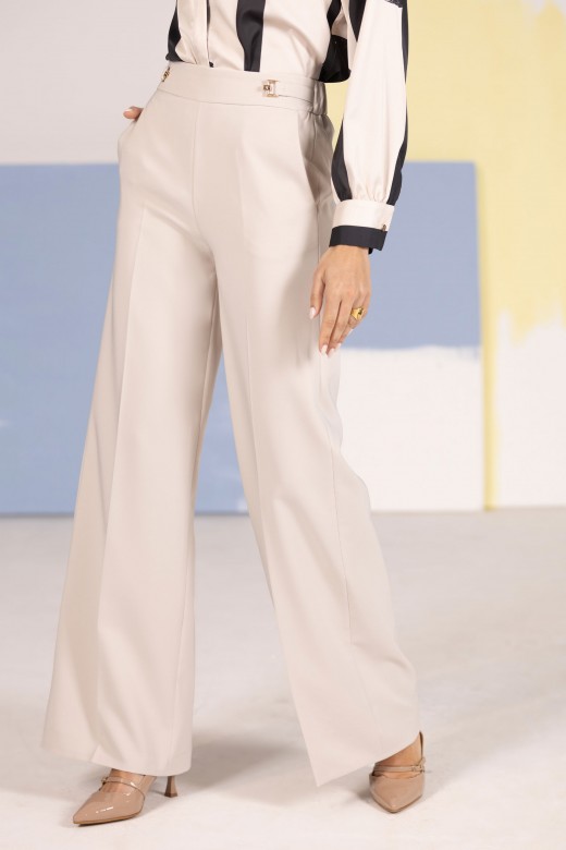 Classic wide-leg trousers with customised metallic button