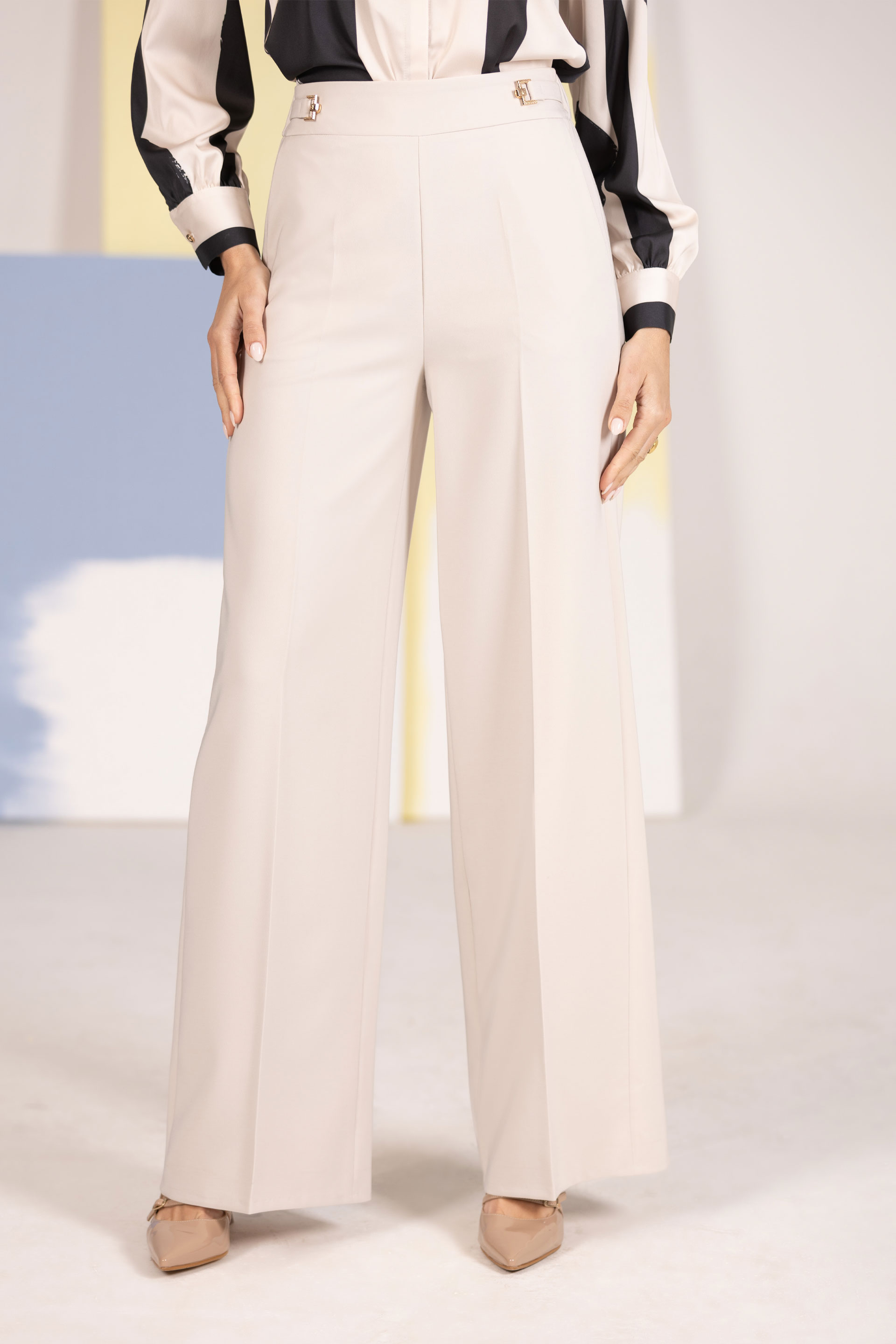 Classic wide-leg trousers with customised metallic button