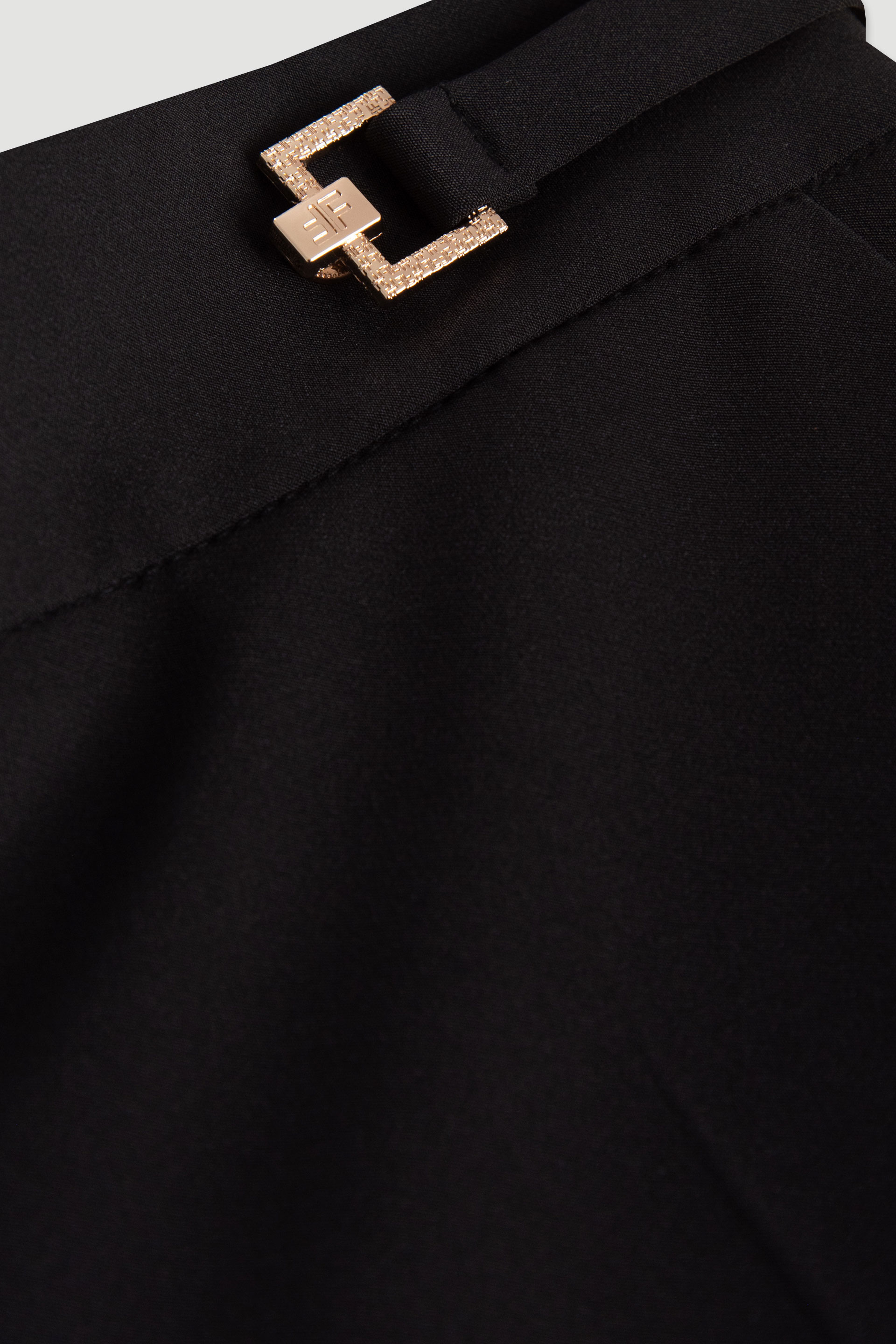 Classic wide-leg trousers with customised metallic button