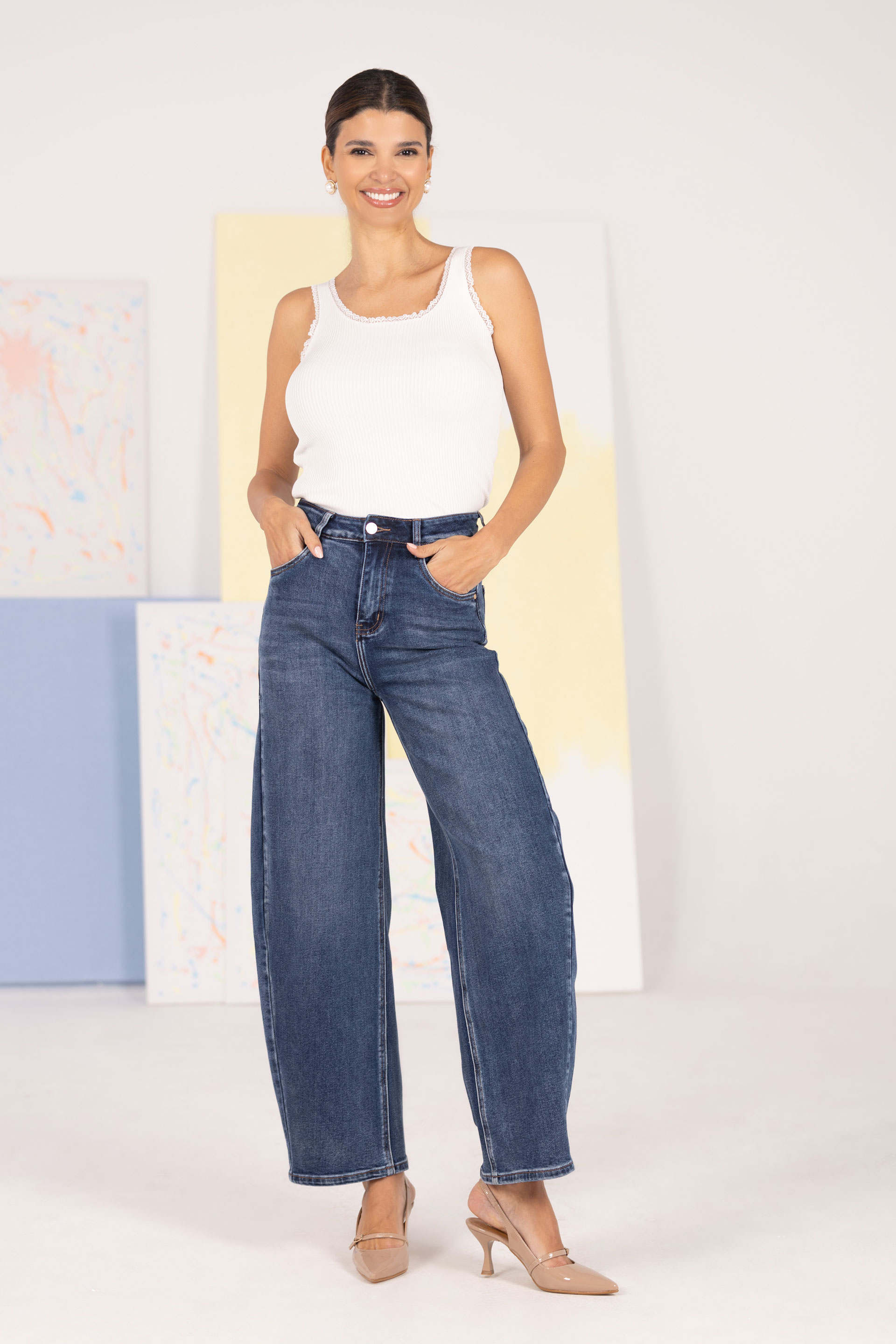 High-waisted balloon jeans with customised button