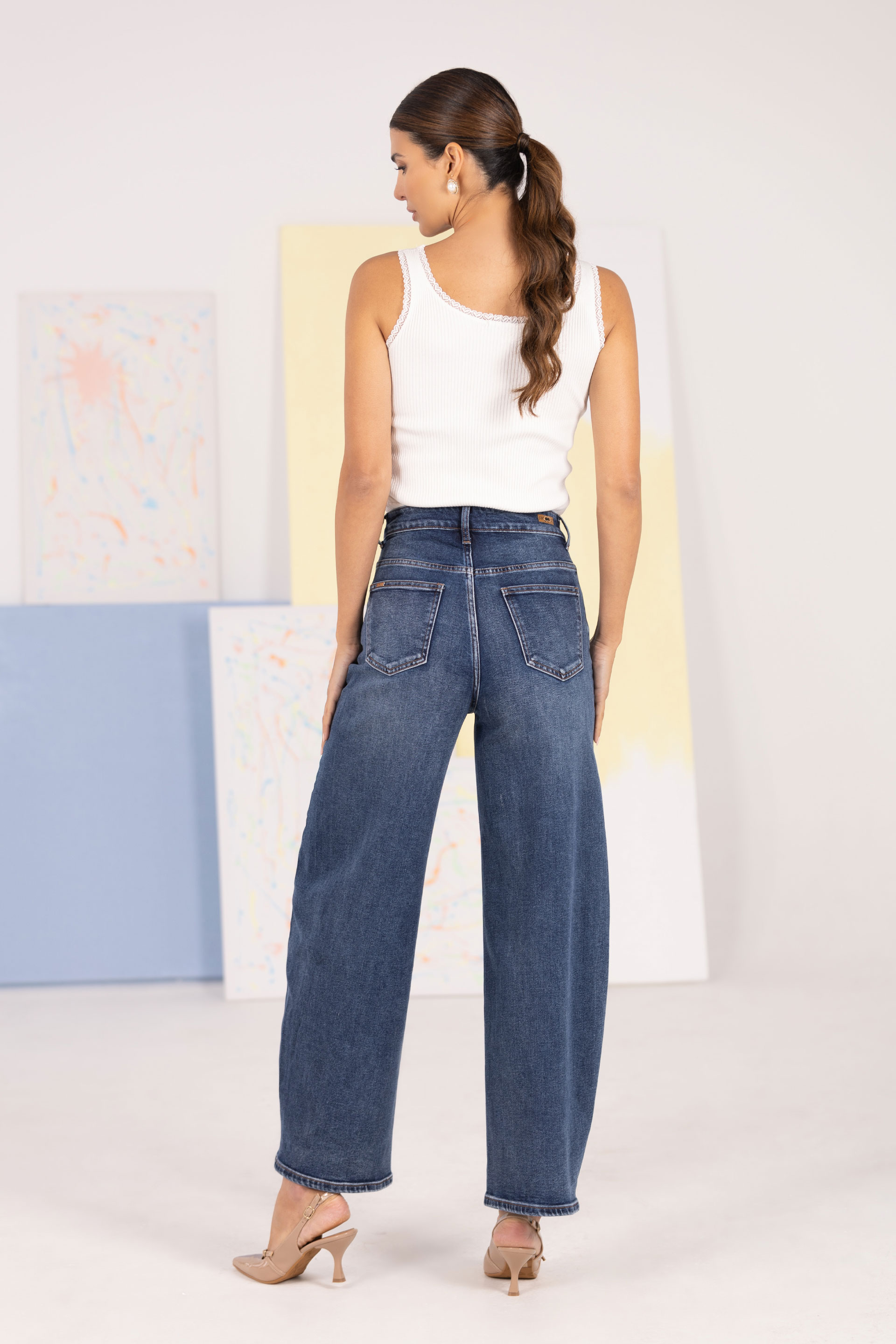 High-waisted balloon jeans with customised button