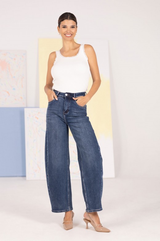 High-waisted balloon jeans with customised button