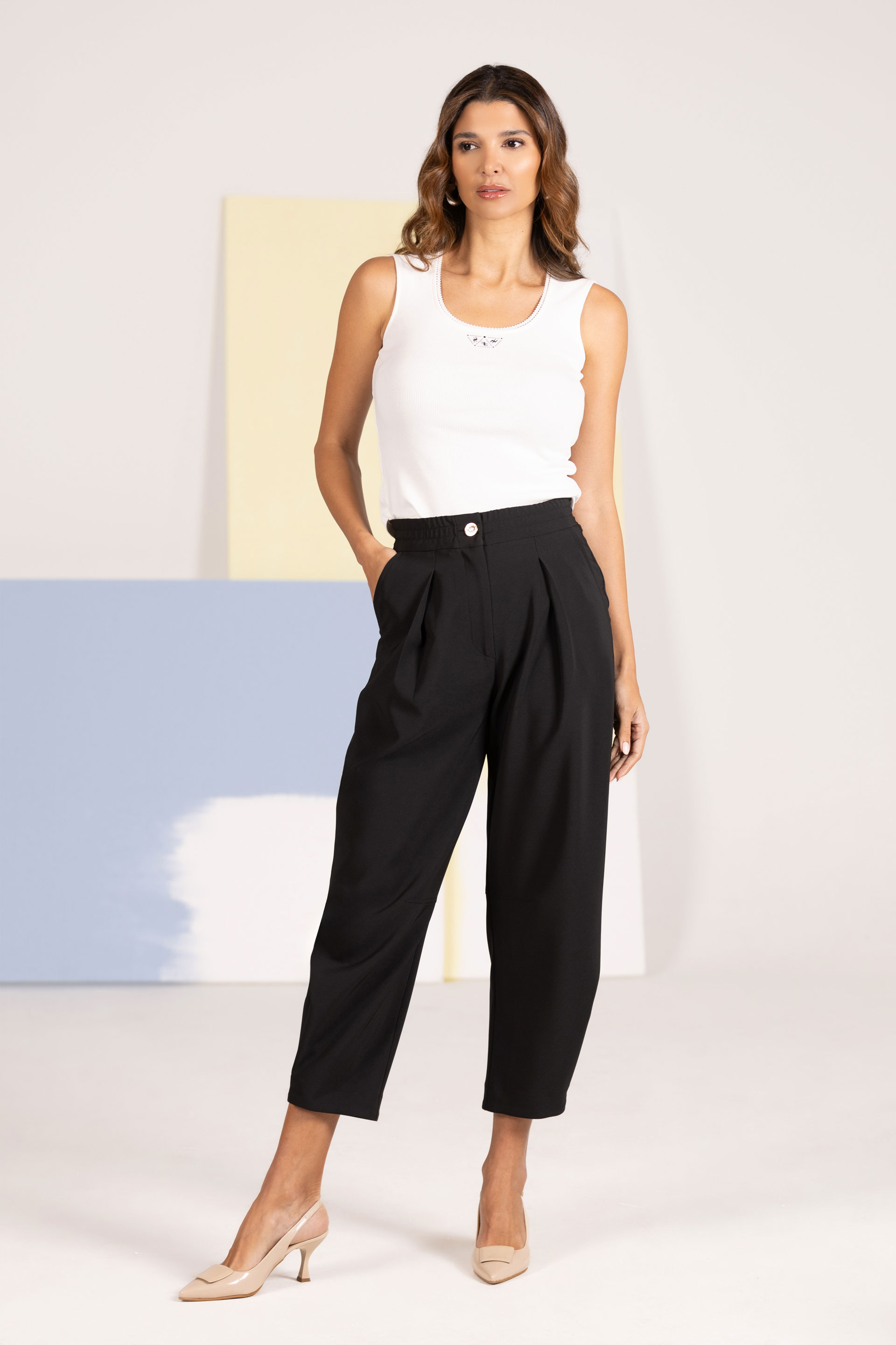High-waisted trousers with lower detail