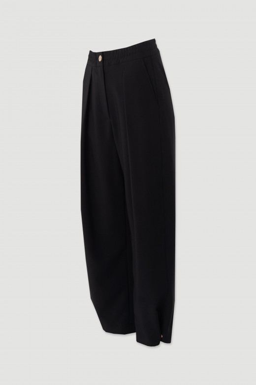 High-waisted trousers with lower detail