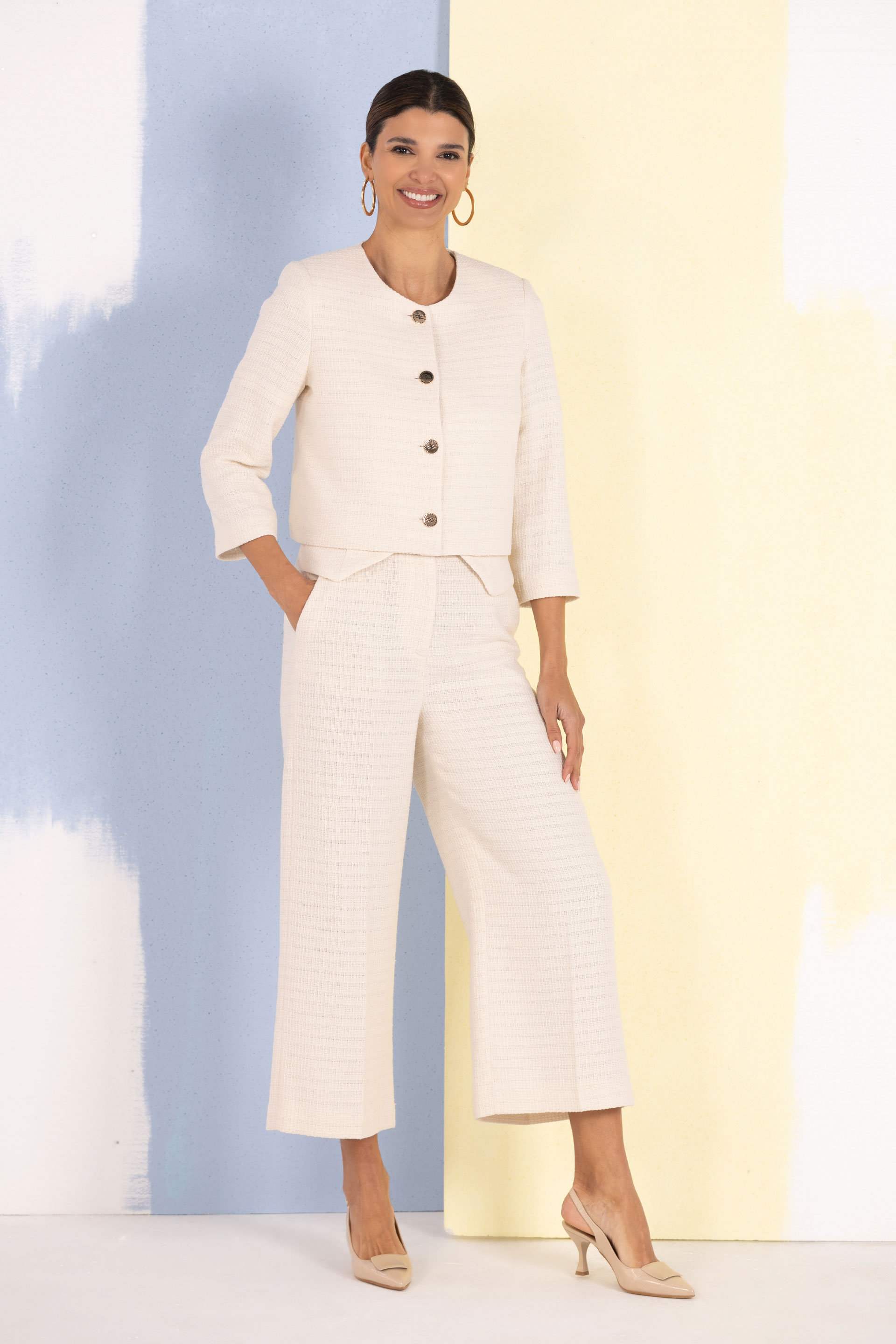 Short textured jacket with metal buttons