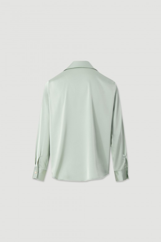 Fluid blouse with classic collar