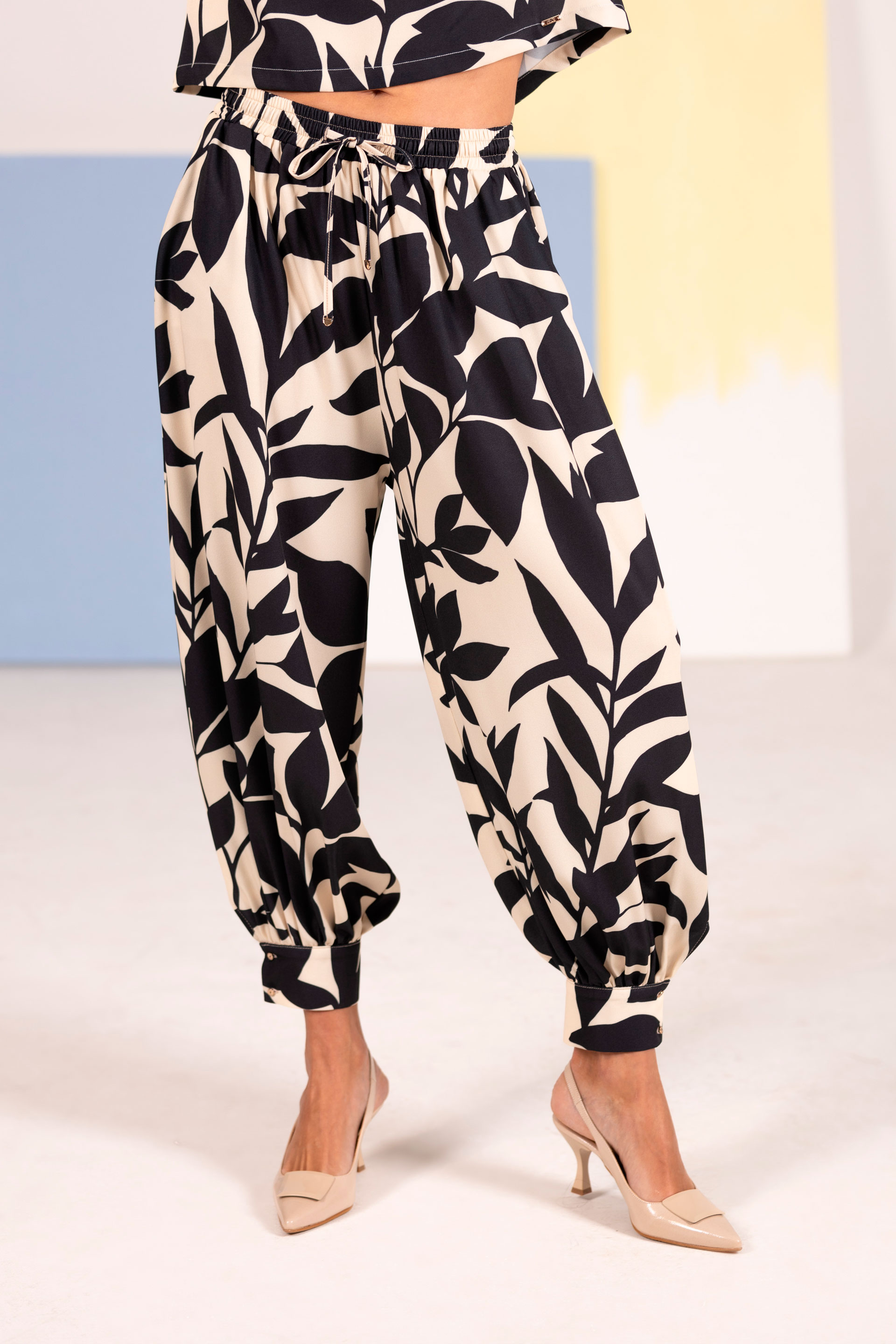 Printed trousers with cuffs and waist tie
