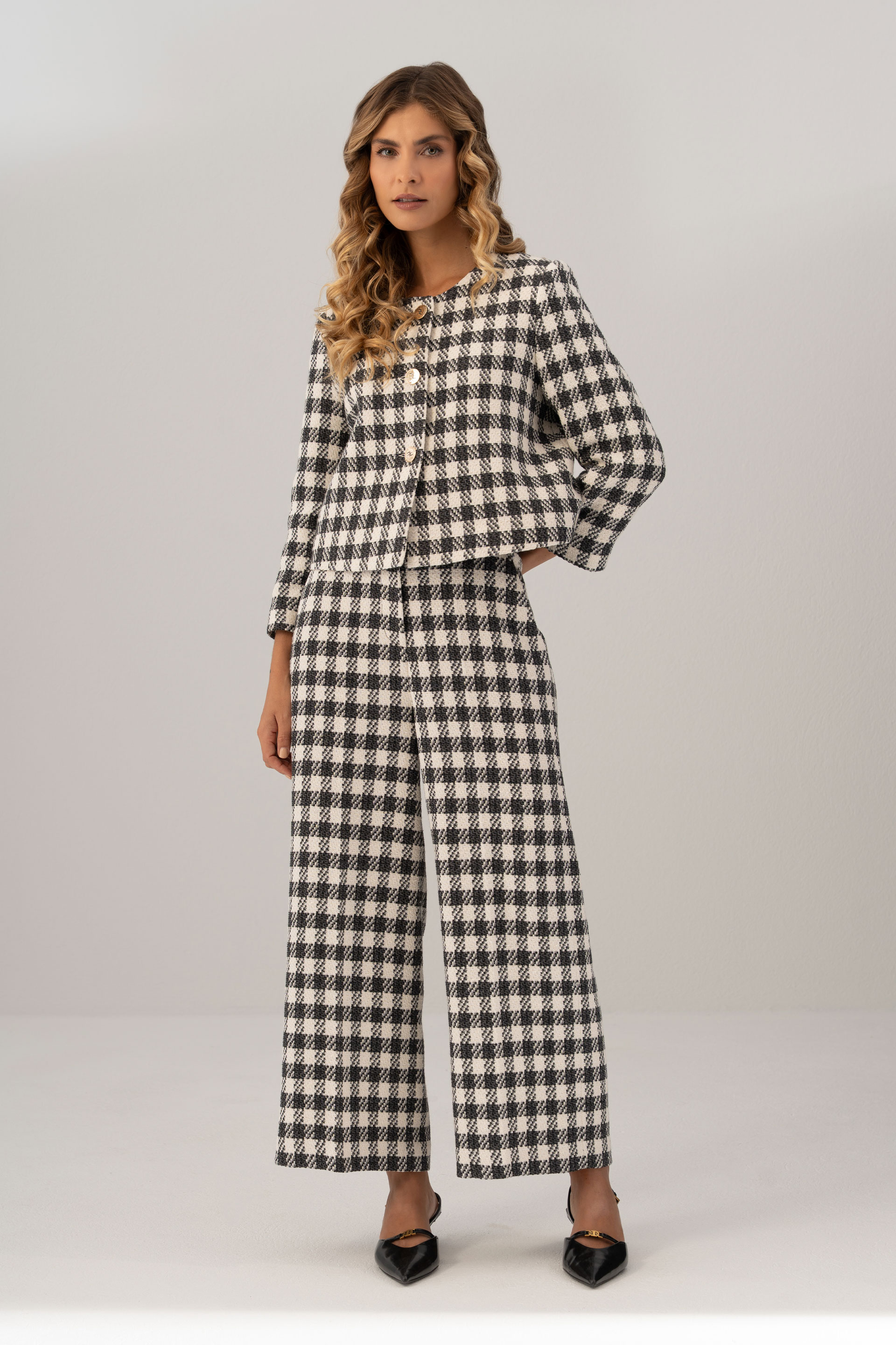 Short tweed jacket with 3/4 sleeves