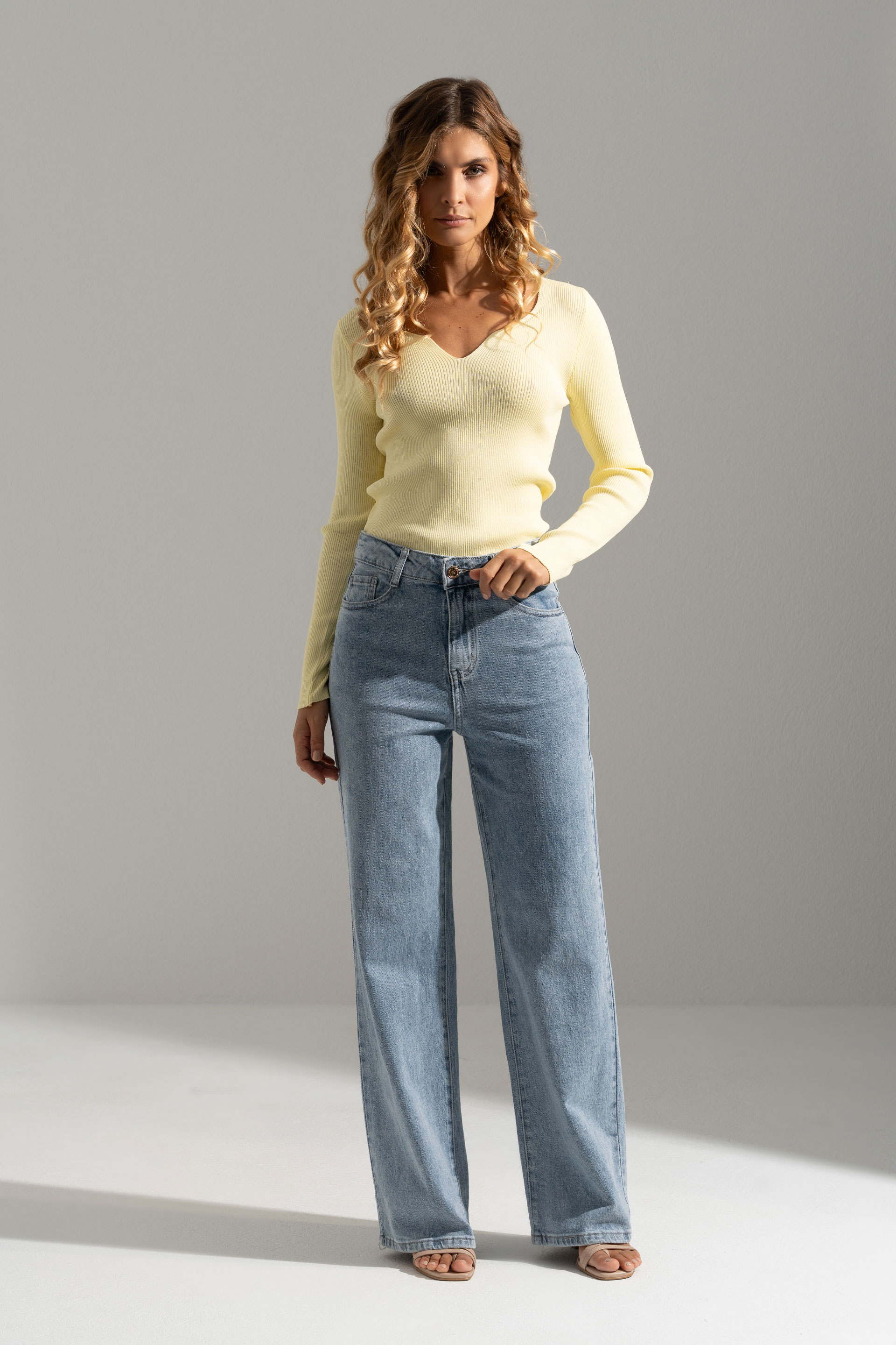 High-waisted wide leg jeans