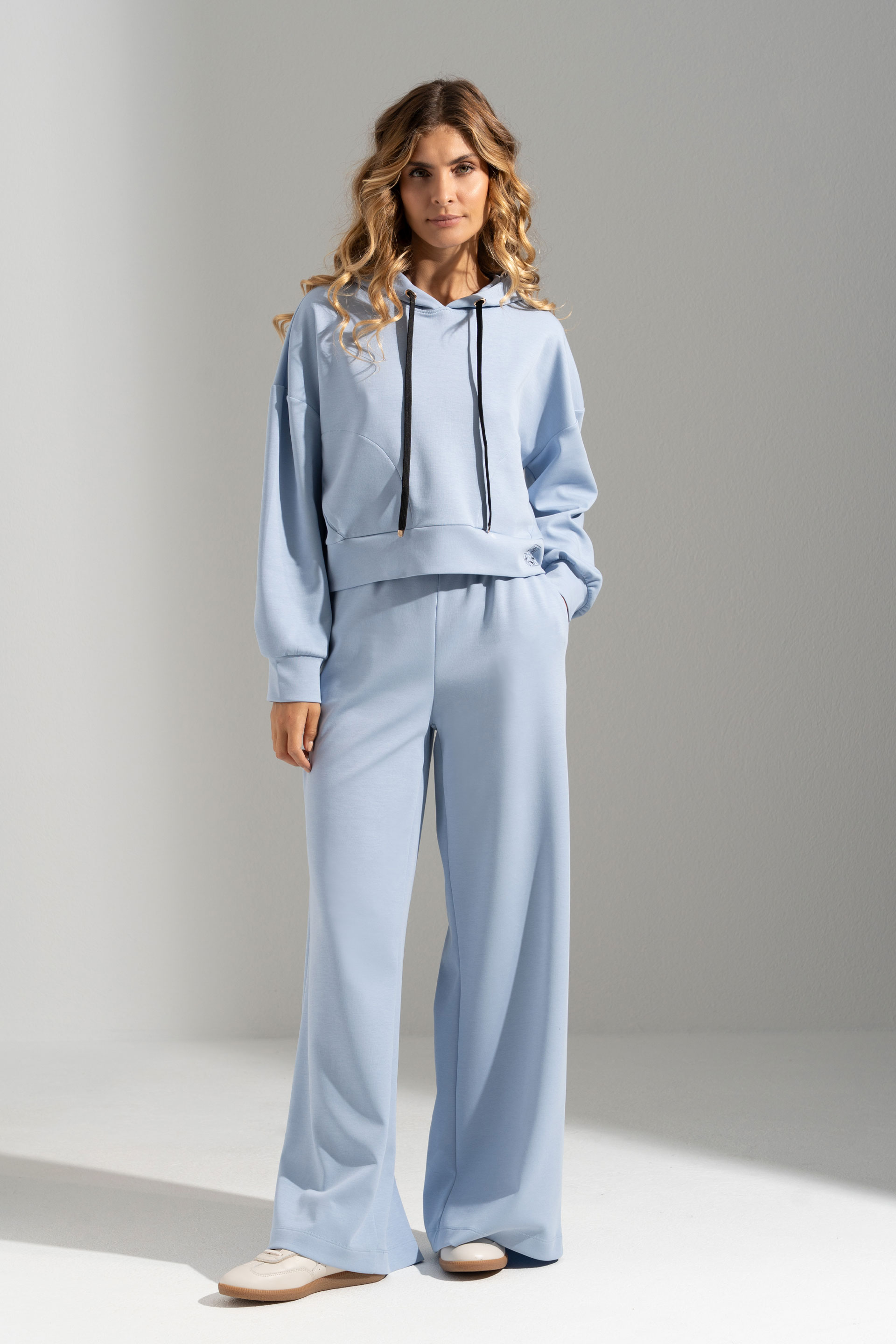 Short hoodie with adjustable drawstring